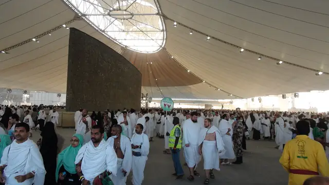 حجاج أمام إحدى الجمرات داخل منشأة الجمرات