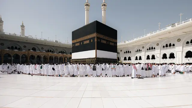الكعبة المشرفة في صحن المطاف الرخامي الأبيض