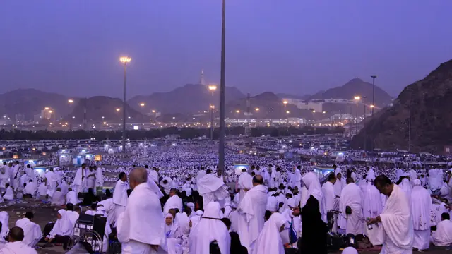 حجاج في مزدلفة وقت صلاة الفجر