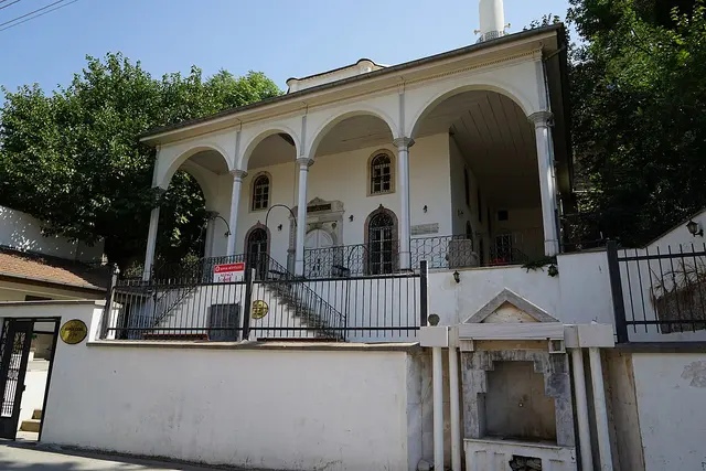 Ali Ağa Camii, Konak